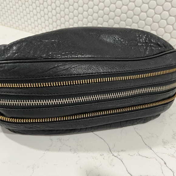 Marc Jacob’s Pebbled black leather, 2 tone zippers . A classic with an edge. - Picture 2 of 4